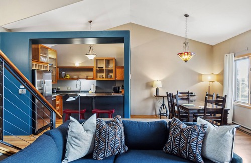 Jackson House | Outpost: Clark's Knoll 353 - Walk to Town Square