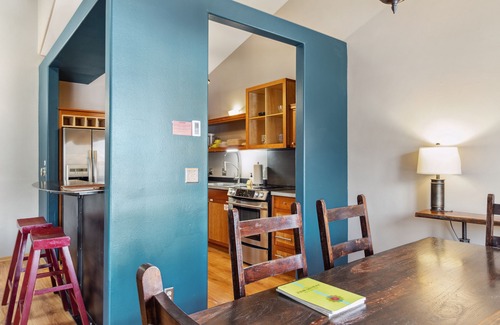 Jackson House | Outpost: Clark's Knoll 353 - Walk to Town Square