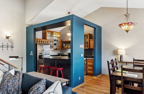 Jackson House | Outpost: Clark's Knoll 353 - Walk to Town Square