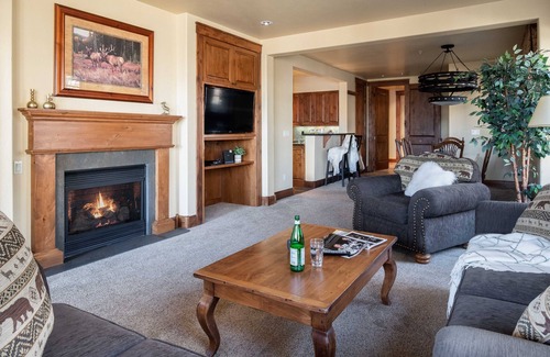 Jackson Condo | Outpost: Grand View 3110 -Walk to Town Square! AC!
