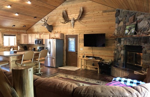 Cody Cabin | Outstanding Crandall Cabin minutes from Yellowstone, ready for your adventure!