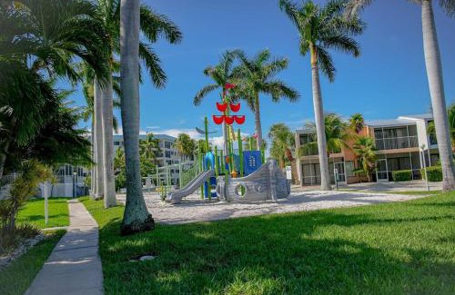 Key Largo House | Overlooking Lagoon and Pool-Free Golf Cart-Kayaks