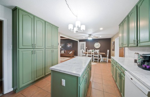 Jourdanton House | Oversized Space In Desirable Neighborhood.