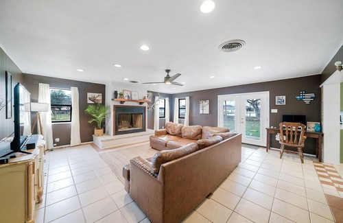 Jourdanton House | Oversized Space In Desirable Neighborhood.