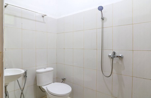 Mambal Hotel | OYO 2607 Men Bebas Residence
