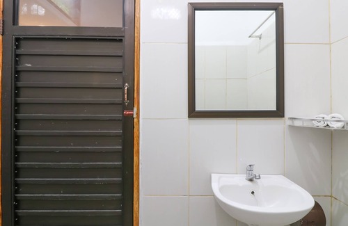Mambal Hotel | OYO 2607 Men Bebas Residence
