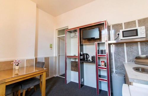 Newcastle-upon-Tyne Apartment | OYO Bentleys Hotel Standard Triple Room