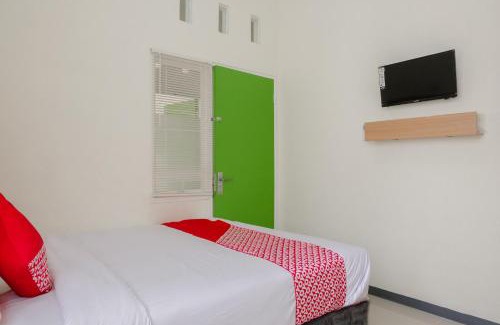 Jember Hotel | OYO Flagship 1603 Antosa Family Residence Silver Key