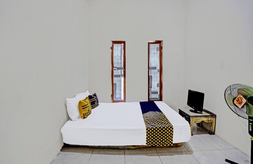 Surabaya Hotel | OYO LIFE 92077 Tarlo Guest House 3