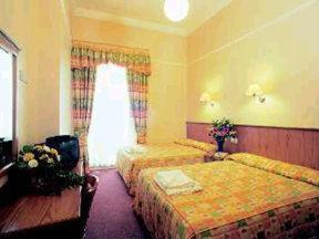 Warwick Hotel | OYO Townhouse New England, London Victoria