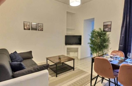 Miroir - Batignolles Apartment | Oyon Patio* T3 * 4pers * Station * Private courtyard