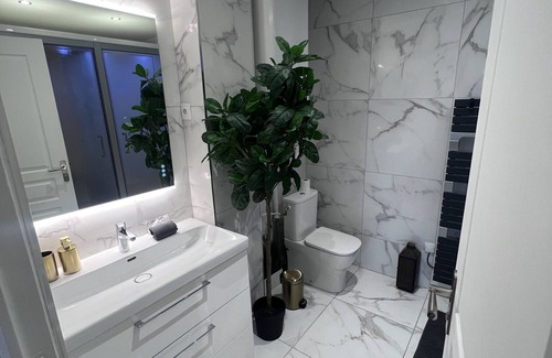 Les Pavillons-sous-Bois Apartment | P20 Suite 5 Etoiles - Sauna & Hammam d'exception, rela et détente absolue