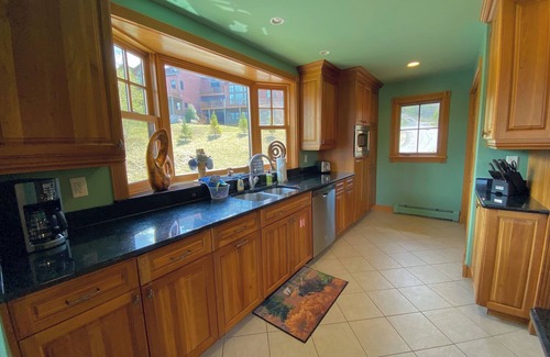 Bethlehem House | P5 Ski-in Ski-out Presidential View, single fam w/garage, pool table, ping pong, Dog Friendly!
