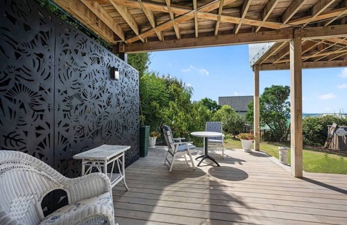 Whangaparaoa House | Pacific Ocean Breezes