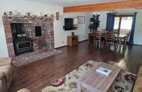 Packwood House | Packwood Big House : River view, AC, Wi-Fi, Covered Patio, Bar and Game Room!