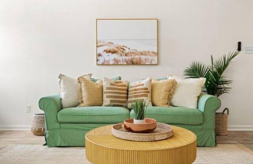 Corpus Christi Apartment | Padre Island Town home 5 min to the beach! pets ok