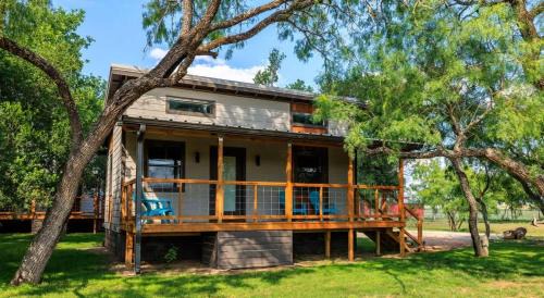 Fredericksburg House | Paintbrush Waterfront Cottage