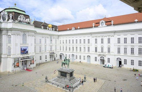 Innere Stadt Apartment | Palais Palffy Hotel Suite in Central Vienna