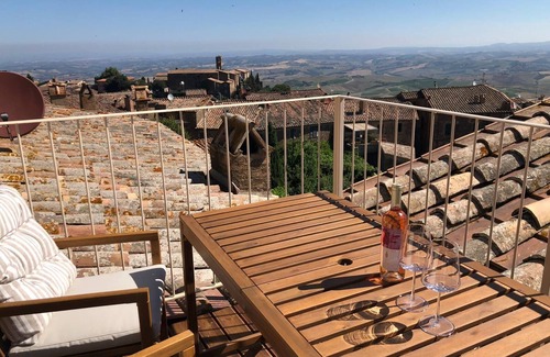 Montalcino House | Palazzo Tamanti - 4 King BR 6 Bath Estate Home in Montalcino Center
