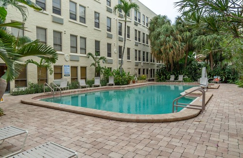 Palm Beach - West Palm Beach Apartment | 🏝Palm Beach Island Condo-Hotel Room Walk to Beach 🏖