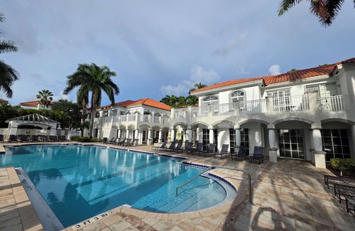 Palm Beach Gardens Condo | Palm Beach Gardens PENTHOUSE Retreat - 10 minutes to the Beach
