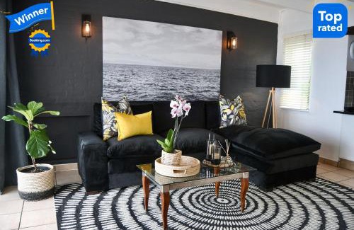 Shaka's Rock Apartment | Palm Cove - 10 Thira, Santorini, best view over Thompsons Beach