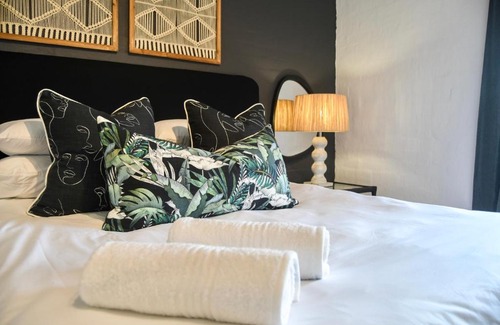 Shaka's Rock Apartment | Palm Cove - 10 Thira, Santorini, best view over Thompsons Beach