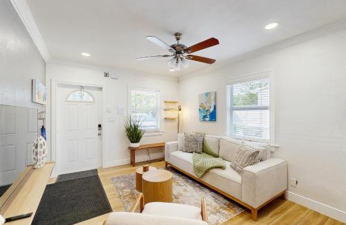South Middle River House | Palm & Pool Retreat