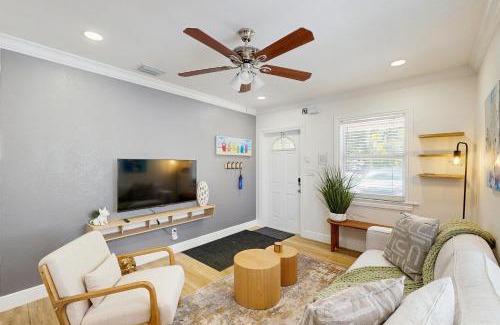 South Middle River House | Palm & Pool Retreat