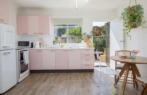 Bateau Bay Villa | Palm Springs Oasis, short walk to Shelly Beach