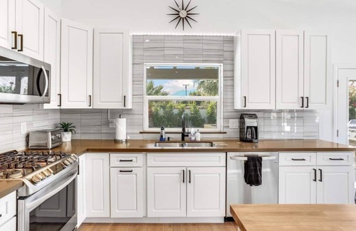 Racquet Club South House | Palm Springs Pool Home | Spa + Family Retreat