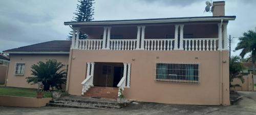 Manzini House | Palm Tree BnB, Manzini
