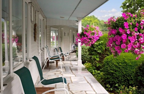 Manchester Center Resort | Palmer House Resort - Deluxe King Bed 1