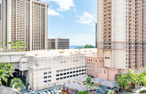 Waikiki Apartment | Palms at Waikiki by Tropical Escapes