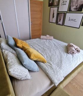 Old Town Apartment | Panorama Oasis - Free Parking on site - Air Con - Biz WiFi - Netflix