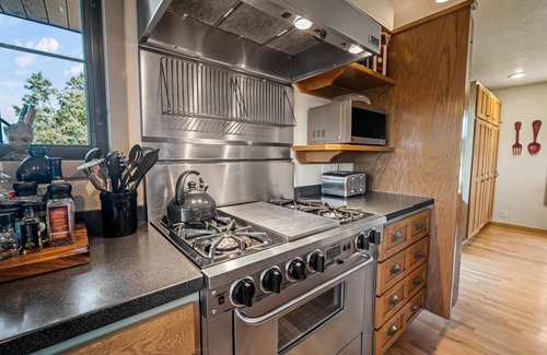 Redmond House | Panoramic Mountain & River Views. Home Plus 3 Master Suite Bungalows.A/C, Fireplace. W/D. Solitude.