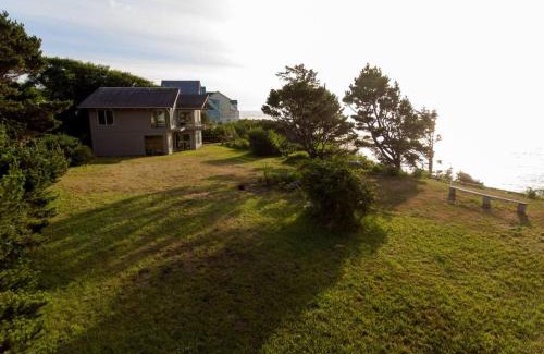Waldport House | Panoramic Promontory: Bay View Beach House
