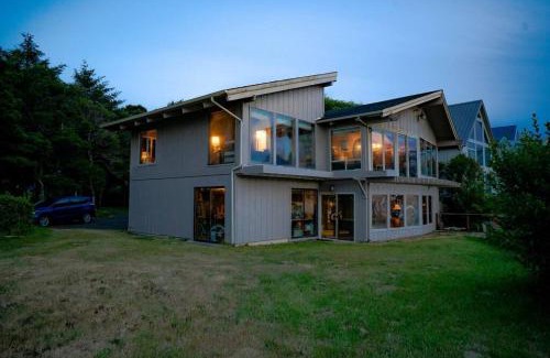 Waldport House | Panoramic Promontory: Bay View Beach House