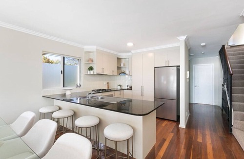 Sylvania Waters House | Panoramic views, 5-bedroom waterfront