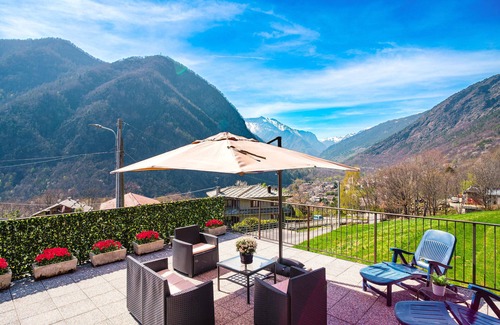 Roure Apartment | Panoramic views and Alpine comfort for couples or small groups