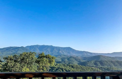 Gatlinburg - Pigeon Forge Cabin | Panoramic Views GSMNP/Near Downtown Gatlinburg