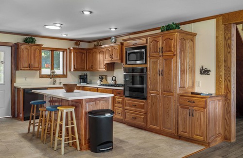 Dundee House | Papa`s Paradise: rural home on Waneta Lake with private lakefront, pool table