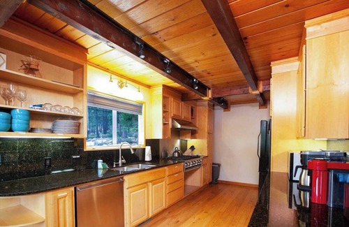 Tahoma House | Paradigm Chalet | Workspace, BBQ, Studio & Yard
