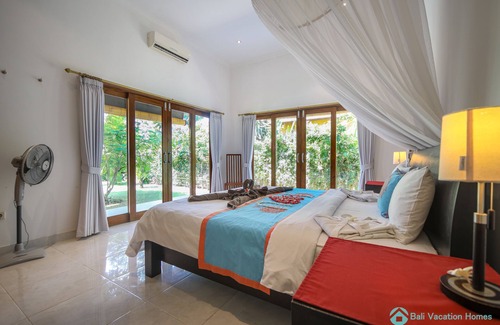 Banjartegehe Villa | Paradise at the sea, free breakfast, canoes, bicycles!