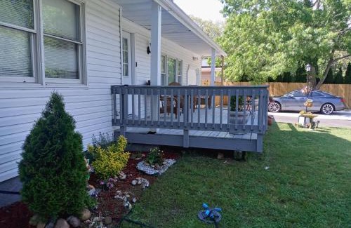 Mastic House | Paradise Citadel, Sauna, Htd pool hottub Golf Basketball