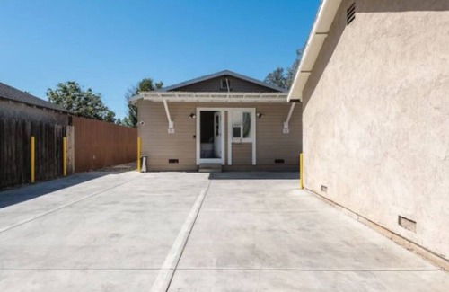 Brea House | Paradise Cove - Attached Bath & Equipped Kitchen