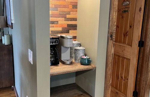 Milledgeville Cabin | Paradise Cove: Pet friendly, Lakefront, EV Charging, Kayaks, Boat Slip, Fire pit