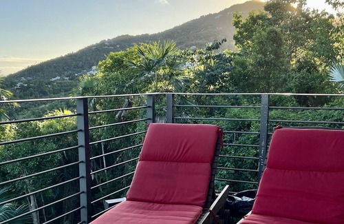 Estate Neltjeberg House | Paradise Getaway "La Chascona" - 2 BR/2BA ocean views & 5-min drive to beach