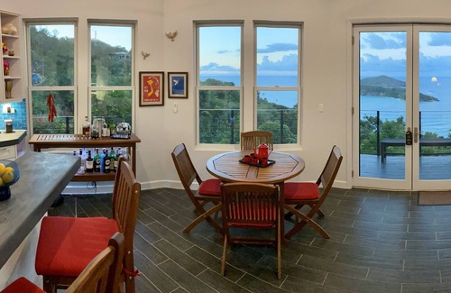 Estate Neltjeberg House | Paradise Getaway "La Chascona" - 2 BR/2BA ocean views & 5-min drive to beach