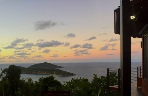 Estate Neltjeberg House | Paradise Getaway "La Chascona" - 2 BR/2BA ocean views & 5-min drive to beach